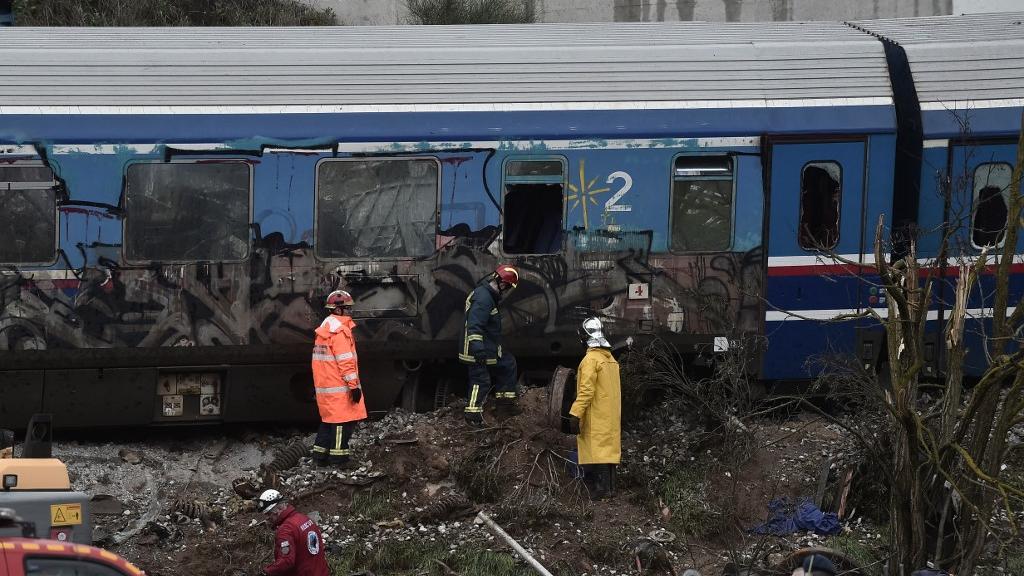 Les recheches se sont poursuivies jeudi sur les lieux de l'accident près de Larissa, en Grèce. [AFP - Sakis Mitrolidis]