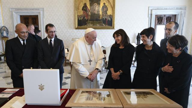 Le pape évoque les réfugiés et Notre-Dame avec la maire de Paris Anne Hidalgo. [AFP - VATICAN MEDIA]