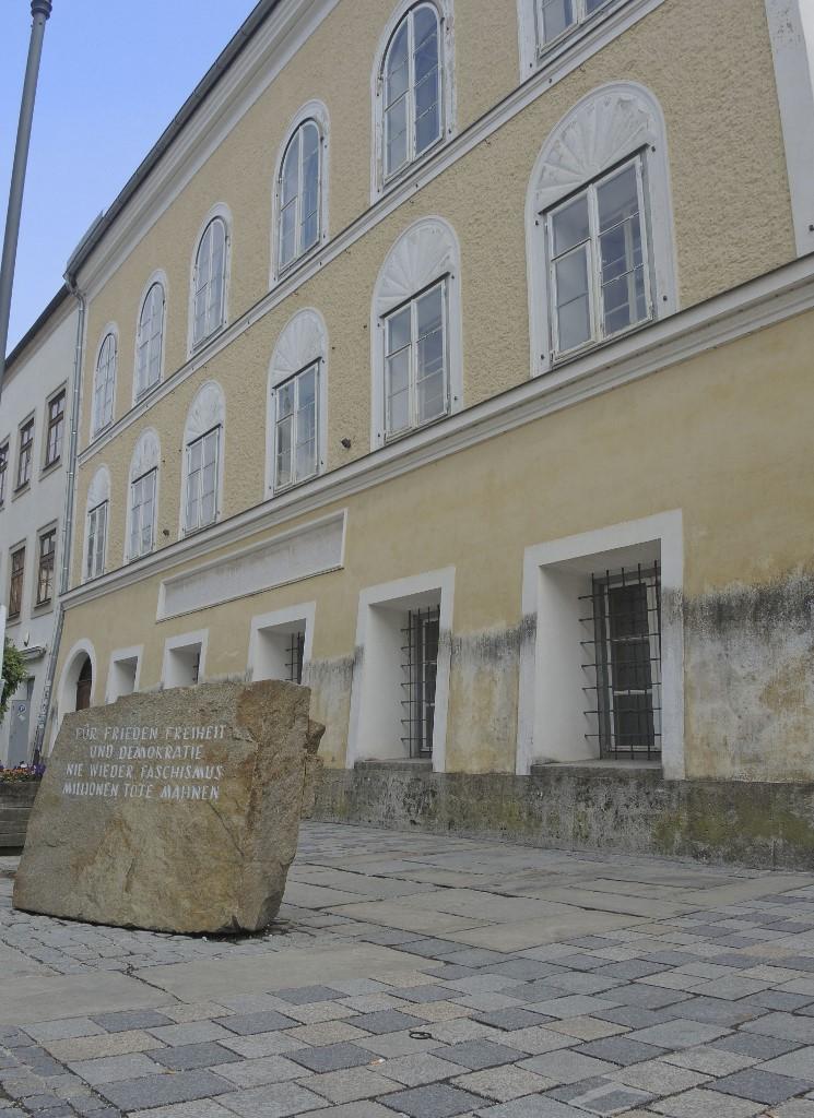 La maison natale d'Adolf Hitler située dans le centre de Braunau-am-Inn (nord), à la frontière allemande. [ANADOLU AGENCY VIA AFP - EVANGELOS VLASOPOULOS]