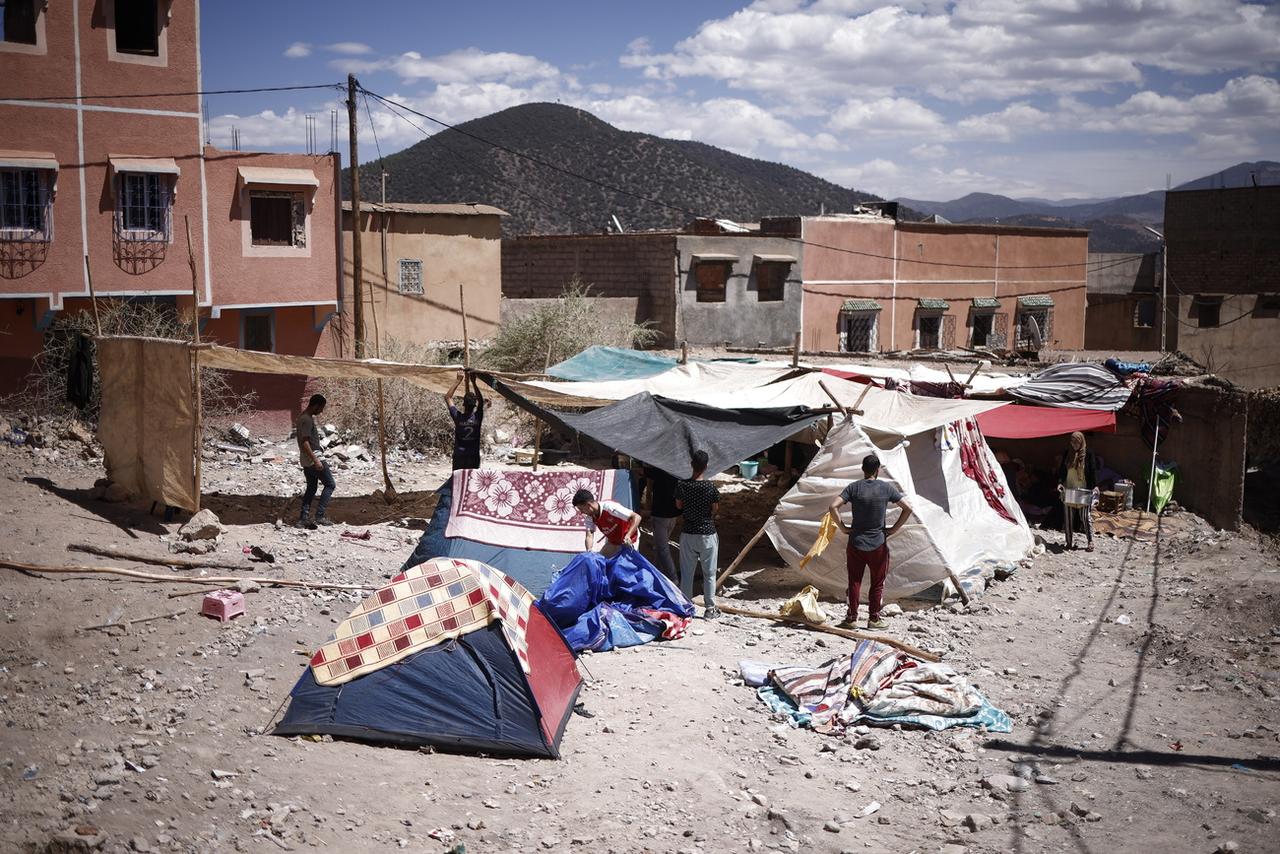 Les habitants de certains villages, comme ici à Moulay Brahim, ont dû monter des abris de fortune après que leur habitation a été endommagée ou détruite par le séisme. [Keystone - Yoan Valat/EPA]