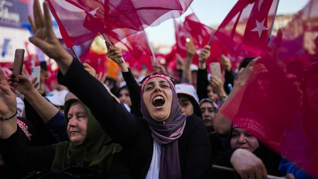 Des supporters du président turc la veille des élections à Istanbul. [AP photo / Keystone - Francisco Seco]