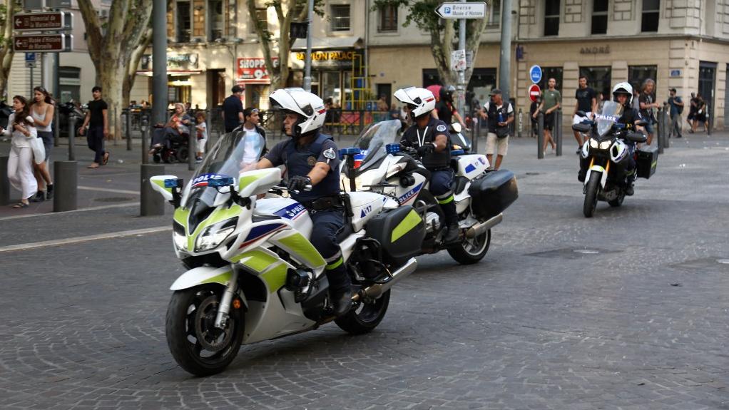 Des policiers à moto dans les rues de Marseille. [Anadolu Agency via AFP - Naseer Turkmani]