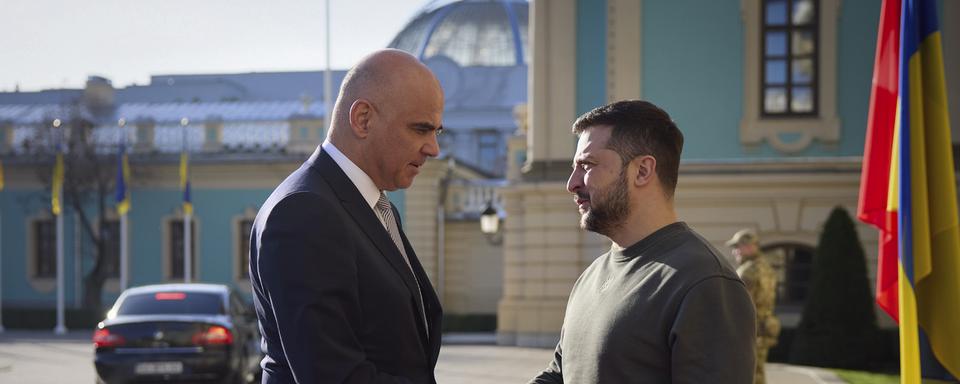 Une photo officielle mettant en scène le président ukrainien Volodymyr Zelensky et le président helvétique Alain Berset. [Keystone/AP - Ukrainian Presidential Press Office]