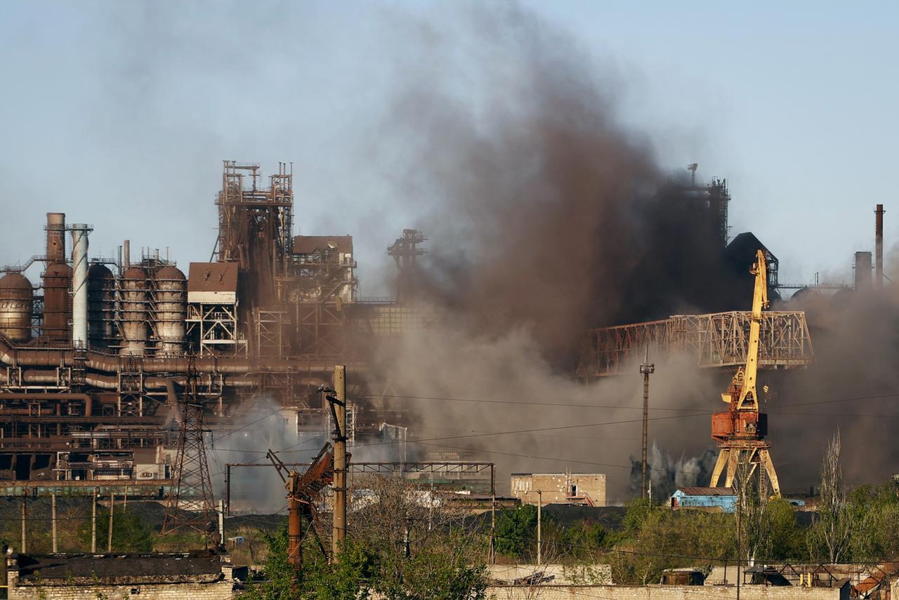 Lors d'un bombardement de la fumée s'élève de l'usine d'Azovstal, le samedi 7 mai 2022. [Keystone - Alexei Alexandrov]