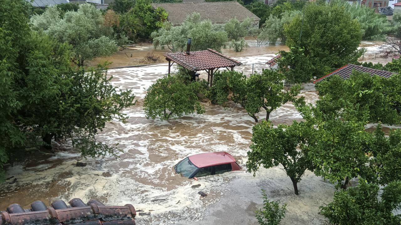 Des pluies torrentielles depuis lundi soir ont fait au moins mort en Grèce, ont indiqué les autorités. [Keystone - Thanasis Kalliaras - Eurokinissi via AP]