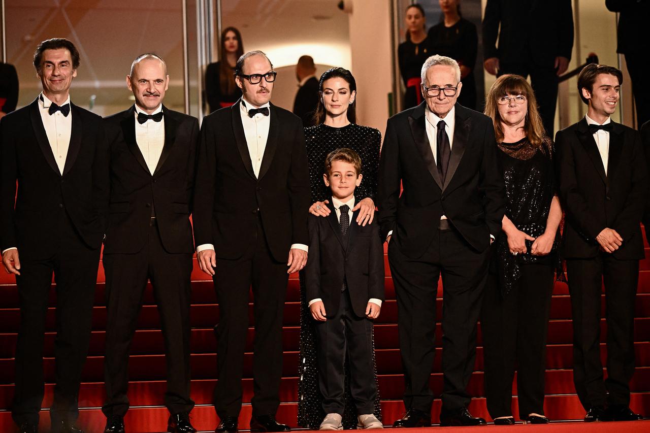 L'équipe du film "L'enlèvement" de Marco Bellocchio sur le tapis rouge. De gauche à droite: Fabrizio Gifuni, Paolo Pierobon, Fausto Russo Alesi, Barbara Ronchi, Enea Sala, Marco Bellocchio (réalisateur), une invitée et Leonardo Maltese. [AFP - Loic Venance]