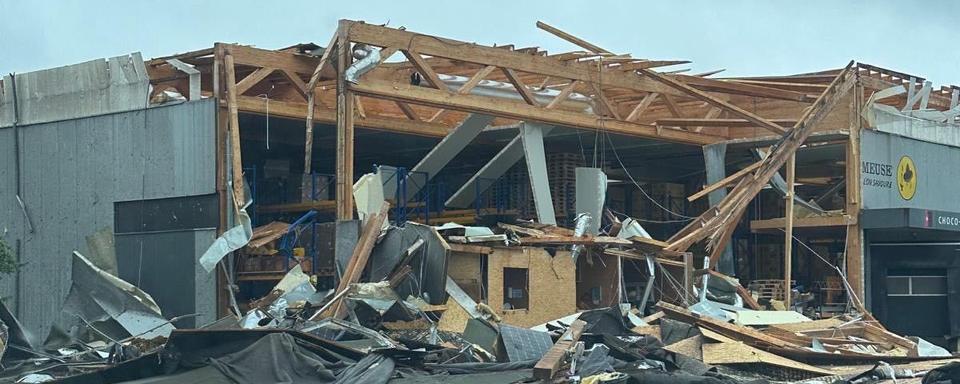 L'entrepôt de stockage de la Semeuse du Crêt-du-Locle (NE) a été fortement endommagée. [Vos Infos - Cindy Schorderet]