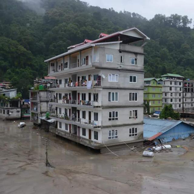 Au moins dix personnes sont mortes et 82 sont portées disparues à la suite de crues dans une vallée du nord-est de l'Inde, liées au débordement mercredi d'un lac glaciaire himalayen. [Keystone - AP Photo/Prakash Adhikari]