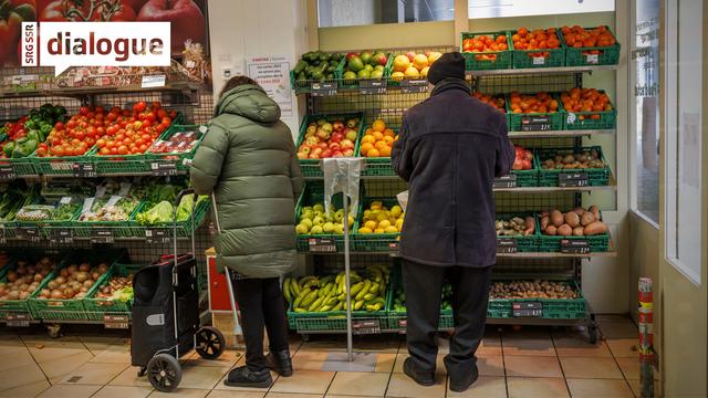 Des personnes dans la précarité font leurs courses dans une épicerie Caritas à Genève en février 2023. [Keystone - Salvatore Di Nolfi]