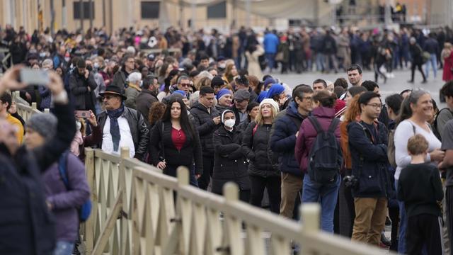 Des dizaines de milliers de fidèles ont défilé lundi sous les ors de la basilique Saint-Pierre de Rome. [Keystone - AP Photo/Ben Curtis]