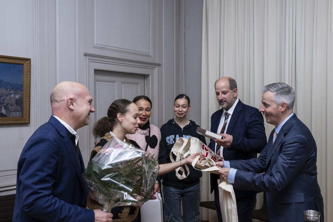 Le syndic de Lausanne Grégoire Junod et le municipal Pierre-Antoine Hildbrand offrent des cadeaux à la famille avec laquelle Lausanne a atteint le cap des 150'000 habitants. [Ville de Lausanne]