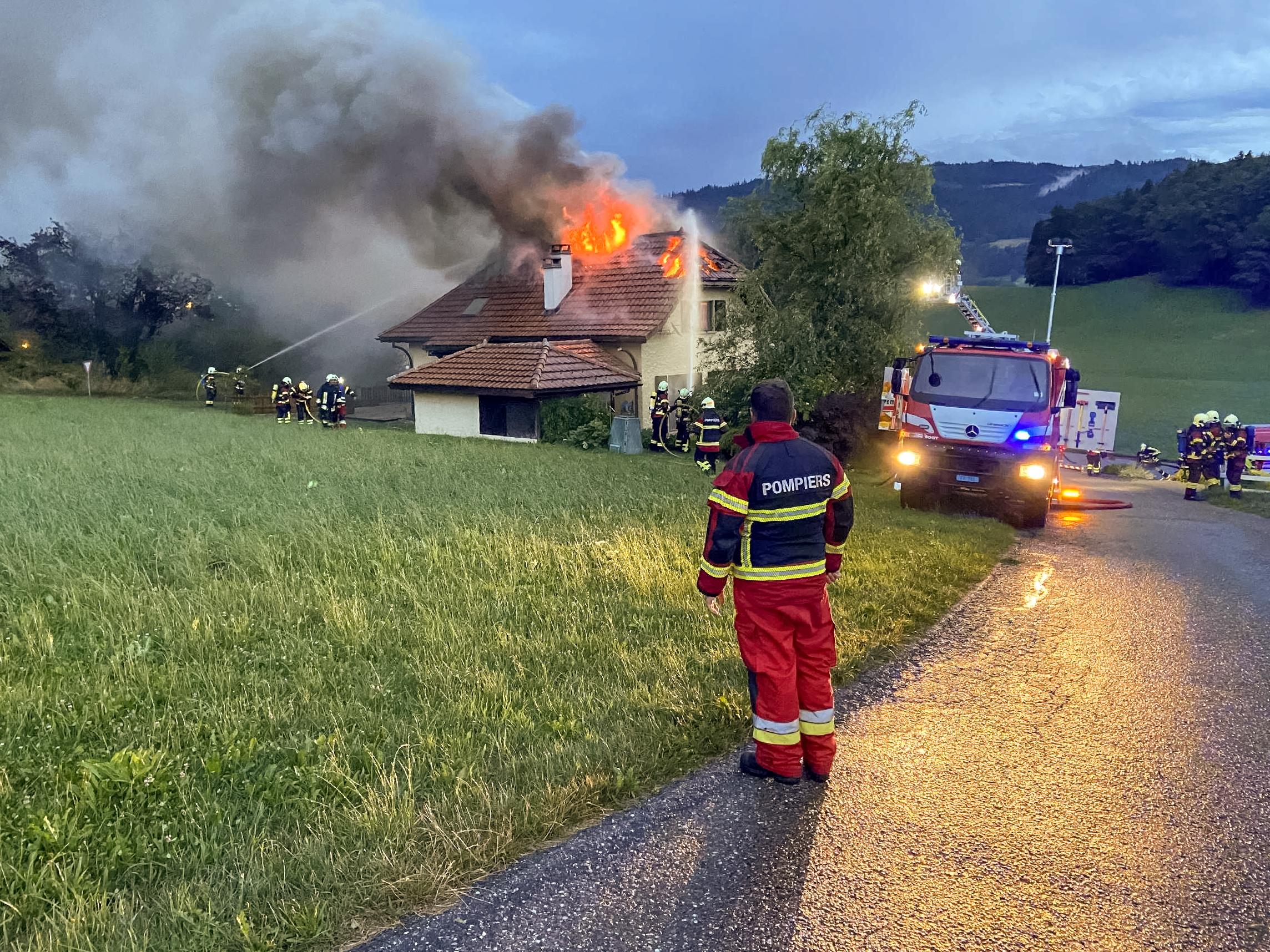 Une maison d’habitation frappée par la foudre à Grattavache , dans le canton de Fribourg. [Police fribourgeoise]