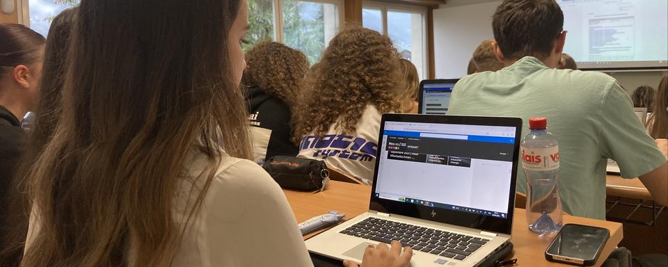 Lydia Russi, 18 ans, vient de débuter sa maturité spécialisée santé à la Haute école de santé de Sion. [RTS - Valentin Emery]