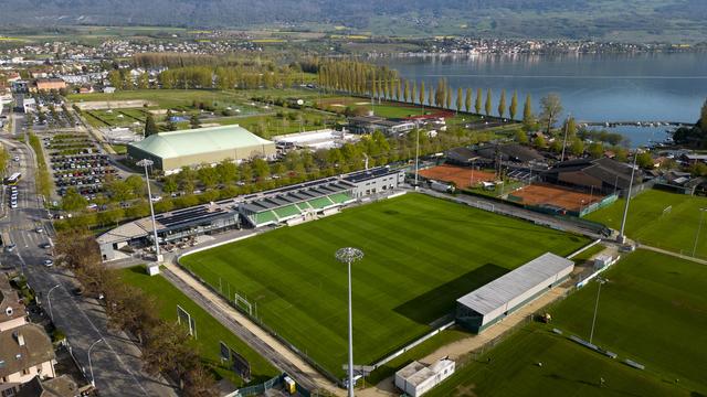 Le stade de football d'Yverdon-les-Bains n'est pas conforme pour l'accueil de matchs de Super League. [Keystone - Laurent Gillieron]