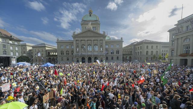 Des dizaines de milliers de personnes se sont rassemblées à Berne. [Keystone - Marcel Bieri]