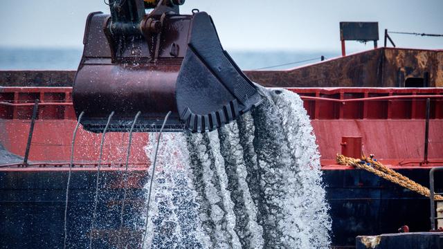 Six milliards de tonnes de sable extraits des océans chaque année, alerte l'ONU. [KEYSTONE - JENS BÜTTNER]