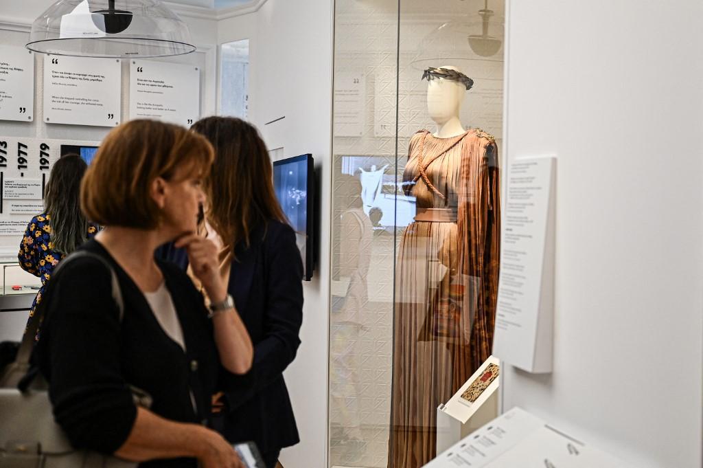 Un des costumes de scène de la chanteuse Maria Callas dans son nouveau musée à Athènes, en Grèce, le 25 octobre 2023. [AFP - Theophile Bloudanis]