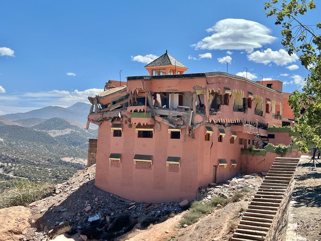 De nombreux bâtiments de la région de Moulay Brahim, dans l'Atlas, ont été endommagés et sont désormais inhabitables. [RTS - Virginie Gerhard]