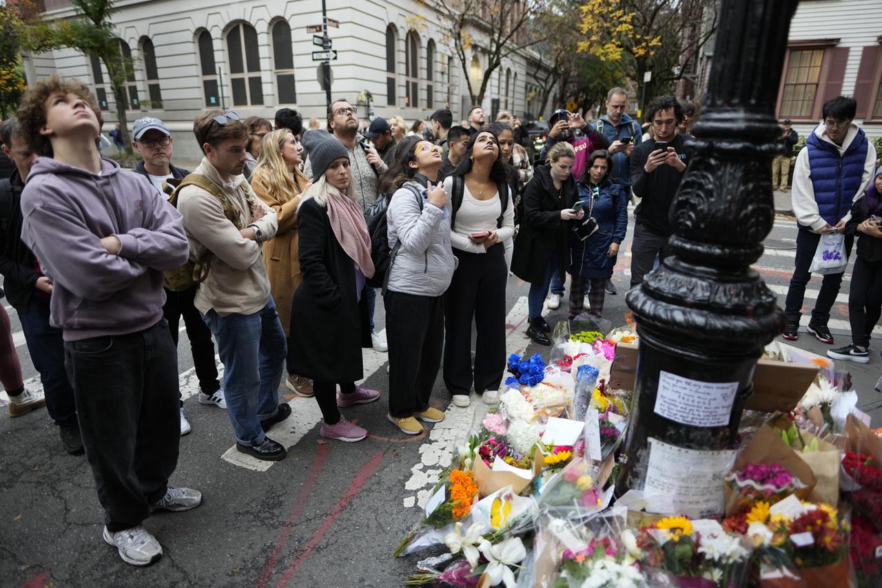 De nombreux fans se sont rassemblés devant l'immeuble du quartier Greenwich Village de New York, lieu emblématique de la série "Friends". [AP/Keystone - Charles Sykes]