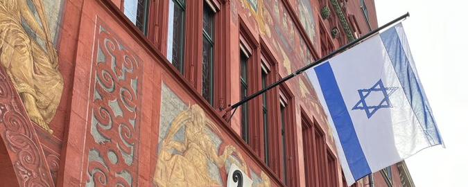 A Bâle, le drapeau israélien flotte désormais sur l'Hôtel de Ville. [Twitter - Canton de Bâle-Ville]