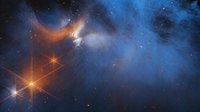 La région centrale du nuage moléculaire "Caméléon I", situé à plus de 500 années-lumière de la Terre, capturé par la caméra en infrarouge proche (NIRCam) du JWST. [NASA, ESA, CSA - M. Zamani (ESA/Webb)]