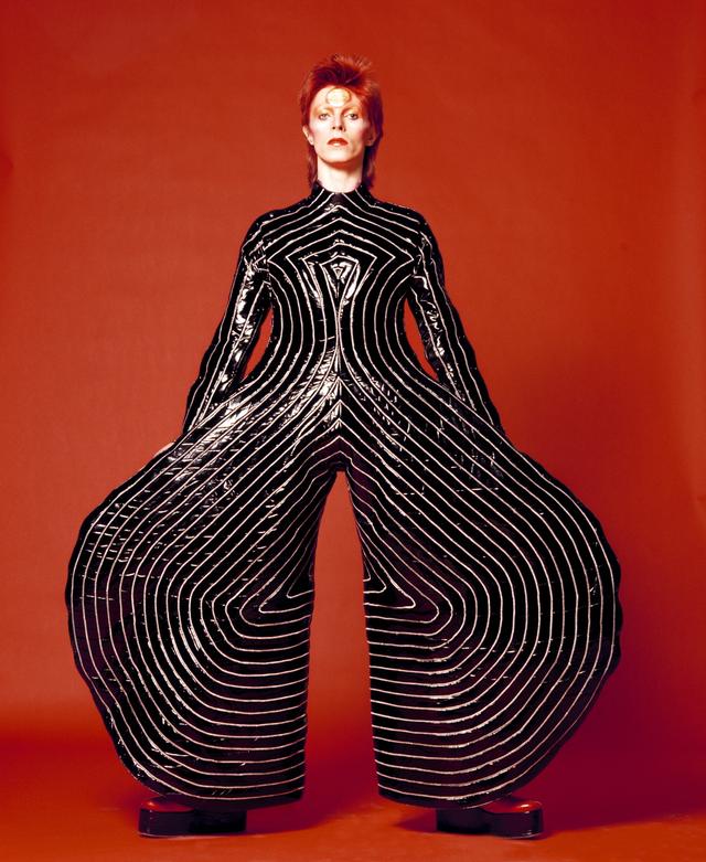 Une photo, dévoilée par le Victoria and Albert Museum, de David Bowie portant le body rayé conçu par le styliste japonais Kansai Yamamoto, pour la tournée de son album "Aladdin Sane" en 1973. [Keystone - V&A / Masayosi Sukita]