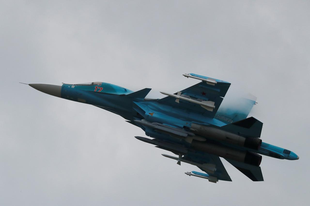 Un chasseur-bombardier Sukhoi su-34 se produit lors d'un vol de démonstration au spectacle aérien MAKS 2017 à Zhukovsky, à l'extérieur de Moscou, en Russie, le 21 juillet 2017. REUTERS/Sergei Karpukhin [reuters - Sergei Karpukhin]