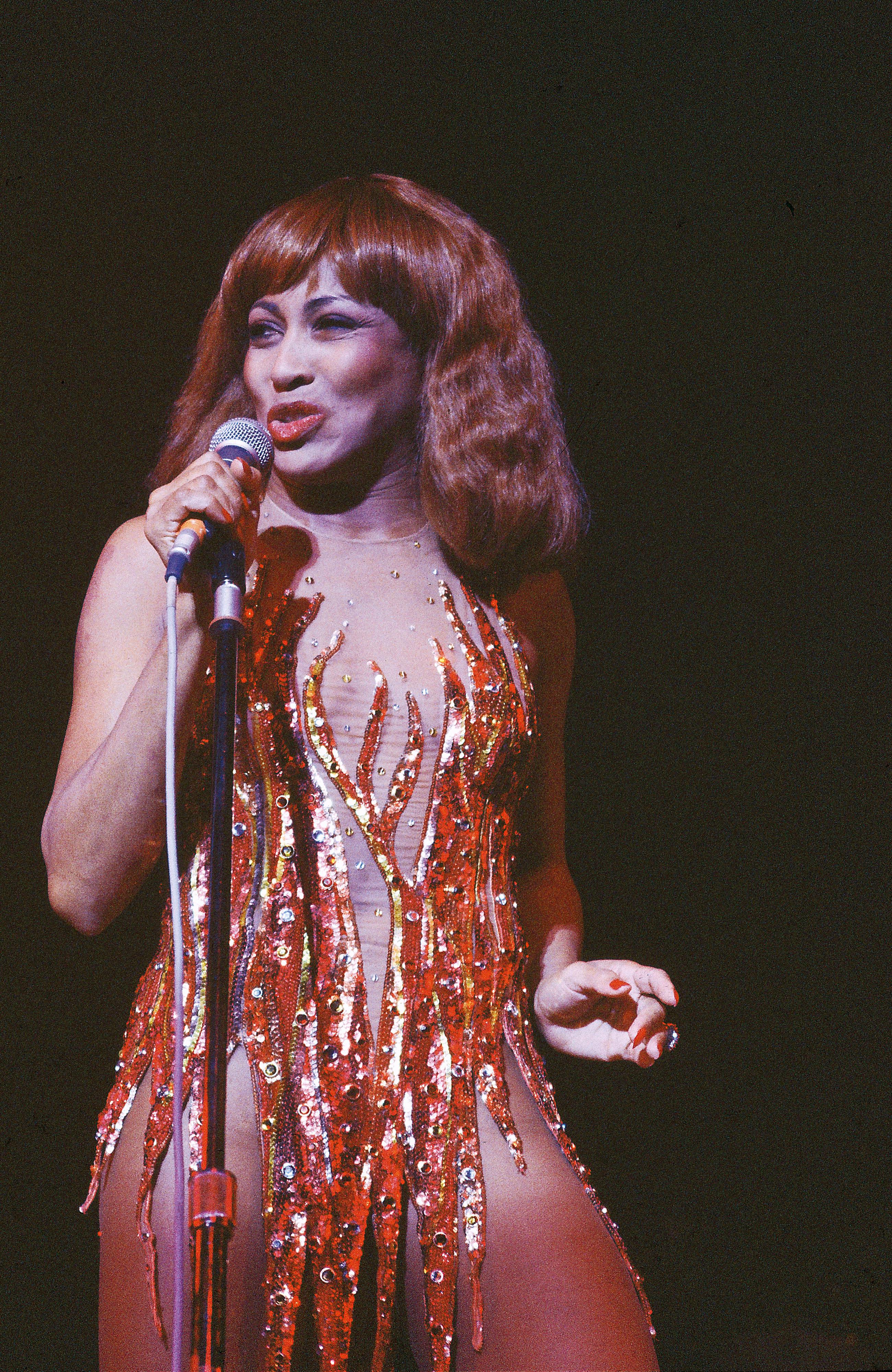 Tina Turner portant une robe flamme de Bob Mackie en 1980. [DR - Gai Terrell]