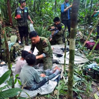 L'armée colombienne a prodigué les premiers secours aux enfants indigènes Uitoto qui ont survécu dans la jungle amazonienne pendant 40 jours. [Keystone/EPA - Military forces of Colombia]