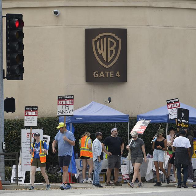 Les scénaristes et acteurs ont protesté devant les bureaux des grandes maisons de divertissement telles que Warner Bros Discovery. [AP photo /Keystone - Damian Dovarganes]