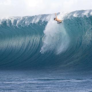 La commune de Teahupo'o à Tahiti permet de faire du surf sur les vagues les plus épaisses et larges du monde. [Keystone/AP Photo - Karen Wilson]