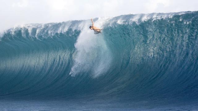 La commune de Teahupo'o à Tahiti permet de faire du surf sur les vagues les plus épaisses et larges du monde. [Keystone/AP Photo - Karen Wilson]