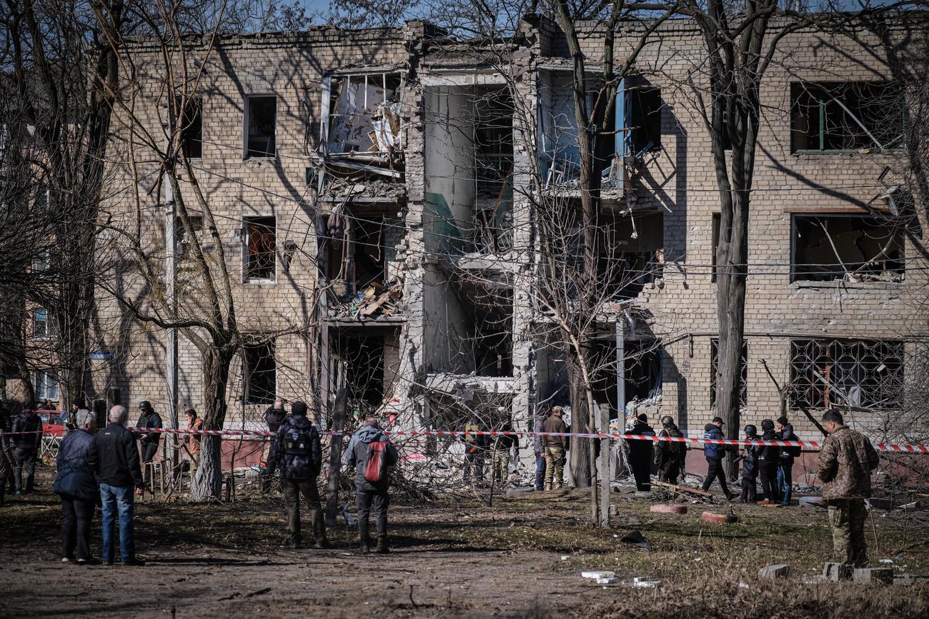 Les services d'urgence sont présents au pied d'un immeuble résidentiel visé par un missile russe à Kramatorsk, dans la région de Donetsk, en Ukraine. [Keystone - Yevgen Honcharenko / EPA]
