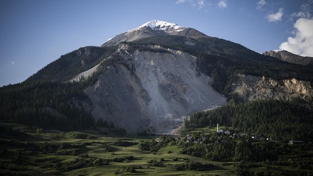 Une cinquantaine d'habitants de Brienz (GR) ont pu revenir mercredi, durant une heure et demie, au village évacué il y a quatre semaines en raison d'un fort risque d'éboulement. [keystone - Gian Ehrenzeller]