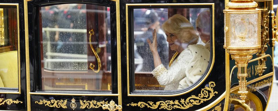 La foule est au rendez-vous pour voir la procession de la royauté en calèche. [Keystone/AP Photo - Jon Super, Pool]