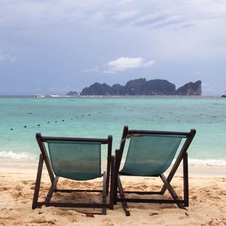 Deux transats vides font face à la mer. [Depositphotos - Zaitceva]