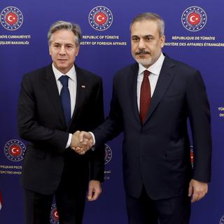 Le secrétaire d'Etat américain Antony Blinken (gauche) à côté du ministre des Affaires étrangères de Turquie (Hakan Fidan) le 6.11.2023. [AP/Keystone - Jonathan Ernst]