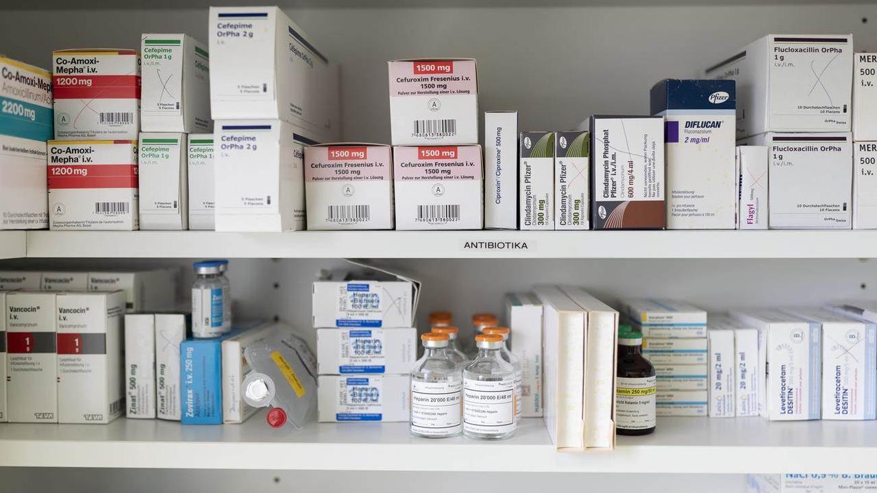 Les médecins en Suisse ont prescrit deux fois plus d'antibiotiques la première année du Covid. [Keystone - Gaetan Bally]