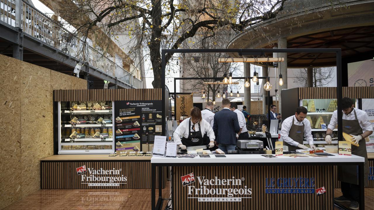 Le vacherin fribourgeois était représenté lors de la première édition du Suisse fondue festival en novembre 2022. [Keystone - Anthony Anex]