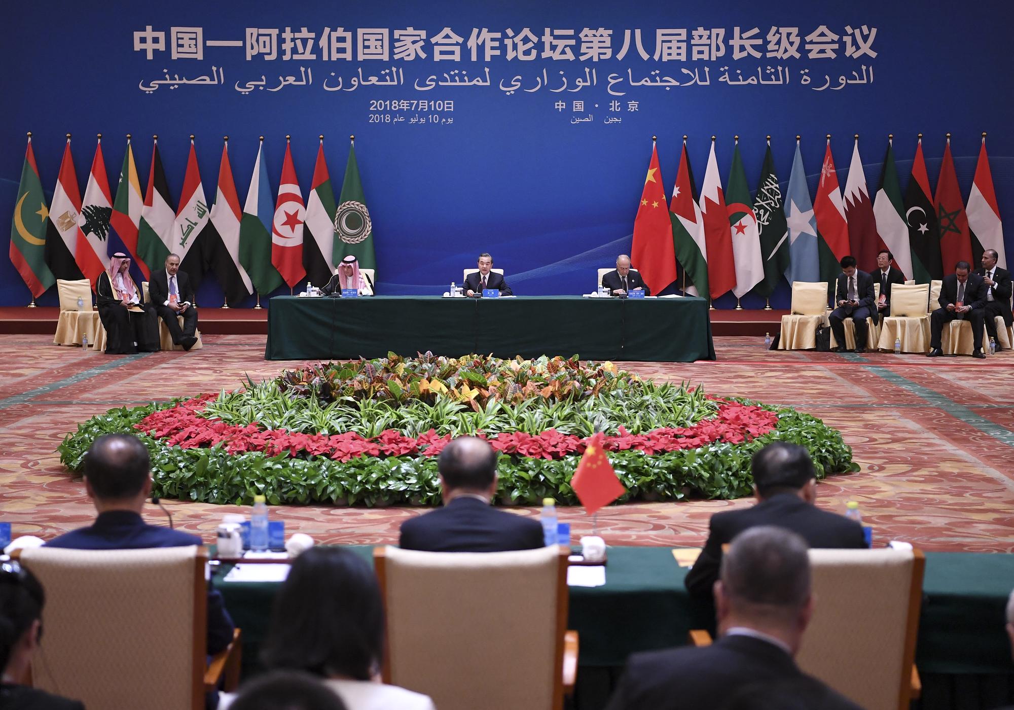 Le ministre des Affaires étrangères Wang Yi (au centre) et le ministre saoudien des Affaires étrangères Adel bin Ahmed al-Jubeir (au centre à gauche) lors du Forum de coopération sino-arabe (CASCF) à Pékin, 10 juillet 2018. [Xinhua/AFP - Yan Yan]