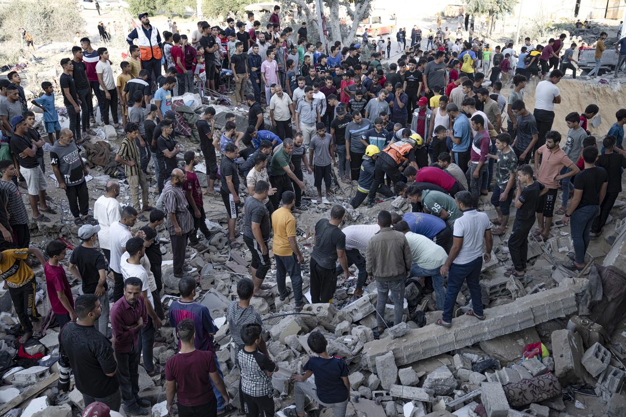 Des Palestiniens cherchent des survivants après un bombardement sur Khan Younis, dans la bande de Gaza. [Fatima Shbair - Keystone/AP Photo]