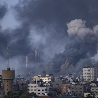 De la fumée s'élève depuis la ville de Gaza, le 11 octobre 2023. [Keystone - Fatima Shbair]