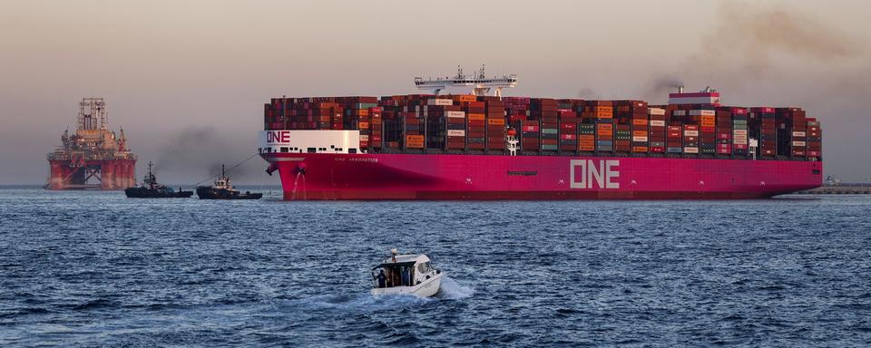 Un container maritime en Mer Méditerranée, 28.07.23. [Keystone/EPA - A. Carrasco Ragel]