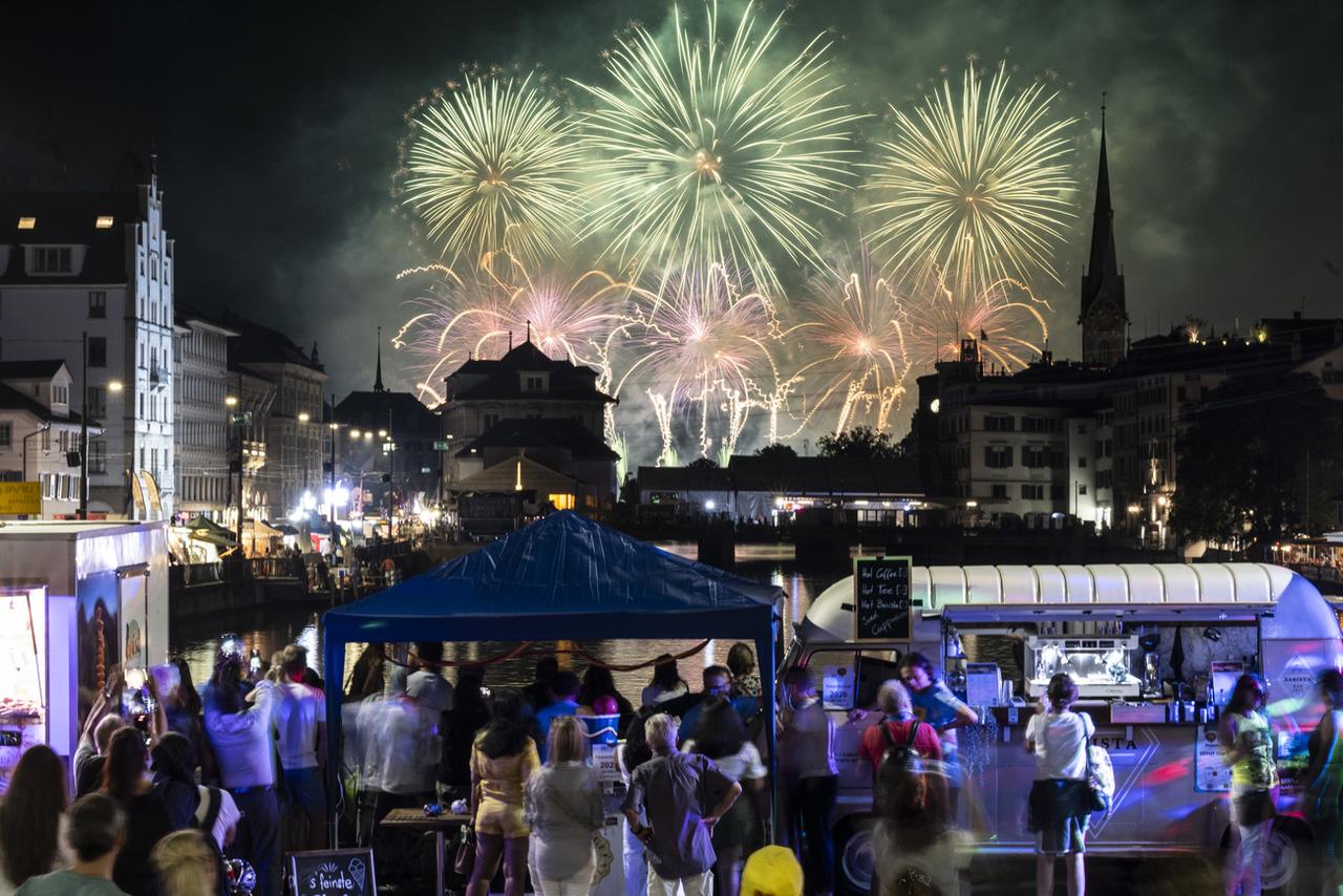 Les feux d'artifice de la fête populaire Züri Fäscht, le 7 juillet 2023. [Keystone - Ennio Leanza]