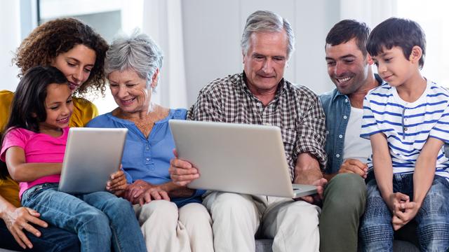 Une famille regarde des écrans. [Depositphotos - Wavebreakmedia]