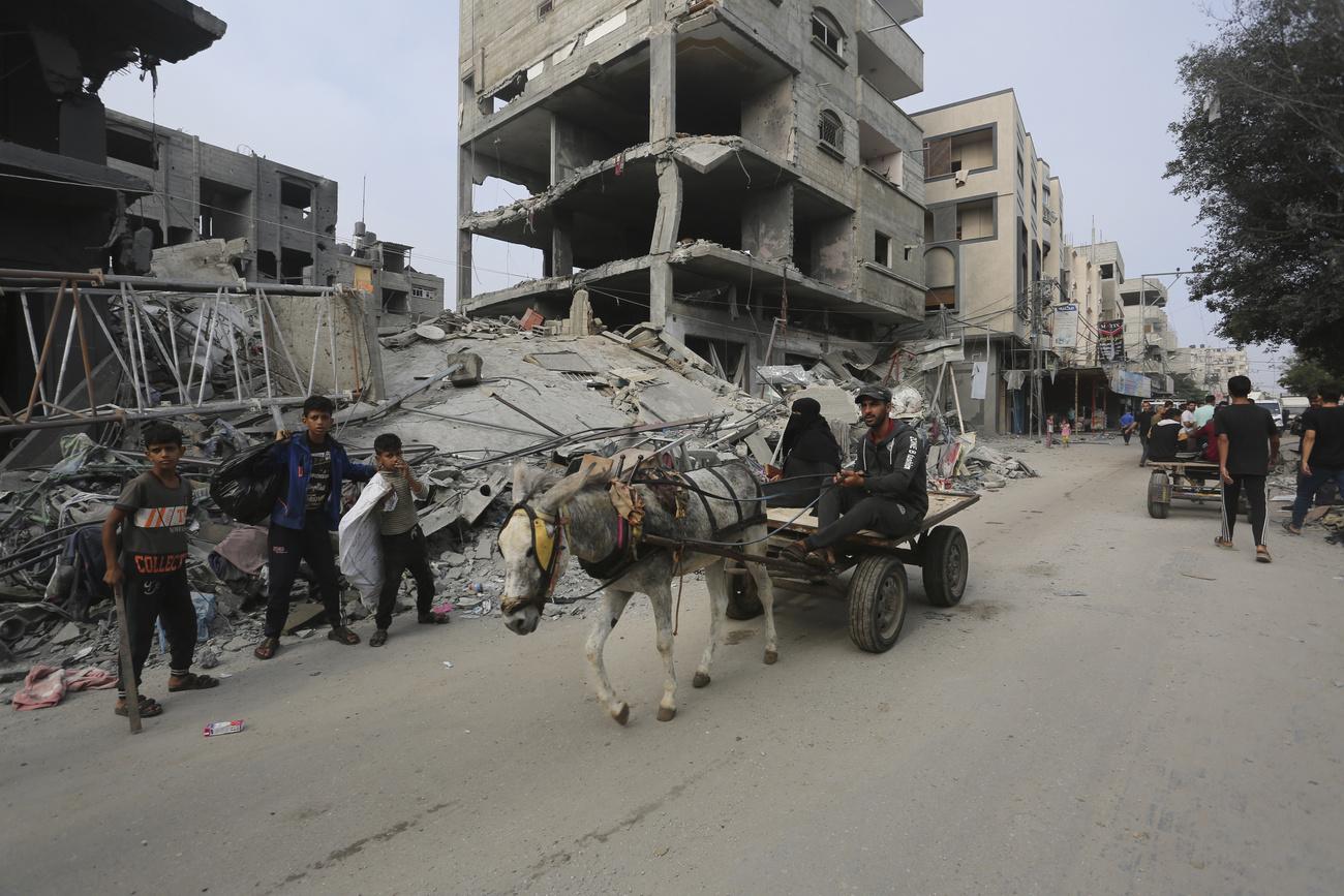 Les bombardements de la nuit de vendredi à dimanche ont détruit "des centaines de bâtiments" à Gaza, selon la Défense civile. [AP Photo / Keystone - Hatem Ali]