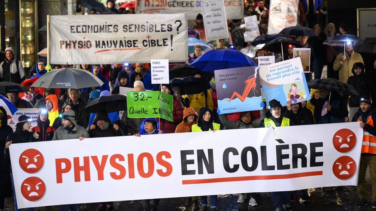 Des physiothérapeutes lors d'une manifestation à Lausanne le 2 novembre 2023. [Keystone - Laurent Gillieron]