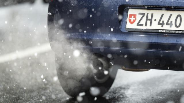 De nouvelles normes fédérales sur les véhicules entrées en vigueur au 1er janvier exigent un contrôle du filtre à particules des véhicules diesel. [Keystone - Gaëtan Bally]