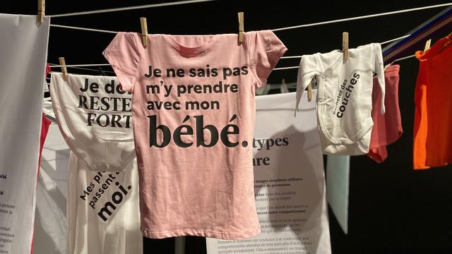 A Lausanne, au Musée de la main, l'exposition "Bébé en tête" vise justement à briser les tabous autour de la parentalité. [RTS - 15 Minutes]
