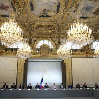 Emmanuel Macron à l'ouverture du premier Conseil des ministres de la nouvelle équipe gouvernementale. [Keystone - EPA/Christophe Ena]